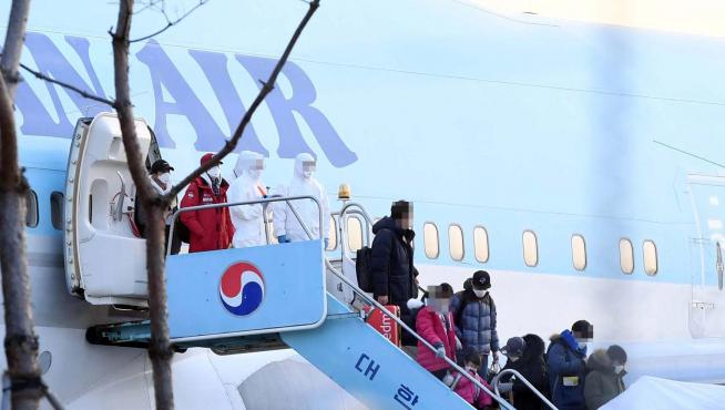 Gimpo (Korea, Republic Of), 31/01/2020.- People disembark from South Korea's first evacuation plane, carrying 367 nationals, arriving from the coronavirus-hit Chinese city of Wuhan, at Gimpo International Airport in Gimpo, South Korea, 31 January 2020. On 30 January, South Korea reported its sixth confirmed case of novel coronavirus. The virus originated in the Chinese city of Wuhan and has so far killed at least 213 people, infecting over 8,000 others, mostly in China. (Corea del Sur) EFE/EPA/YONHAP SOUTH KOREA OUT Wuhan evacuees arrive in South Korea