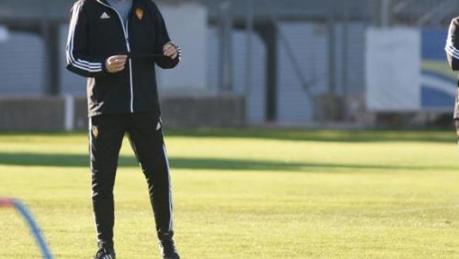 Víctor Fernández, con su ayudante, José Luis R. Loreto, en la matinal de este viernes durante el entrenamiento del Real Zaragoza.