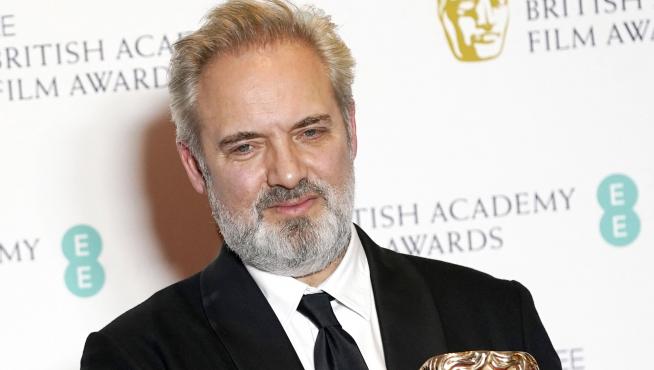 Sam Mendes, con el Bafta que le acredita como mejor director por '1917'.