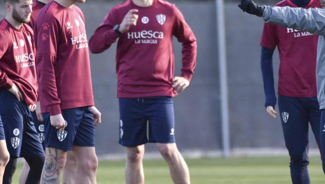 Los jugadores de la SD Huesca atienden a Míchel durante un entrenamiento