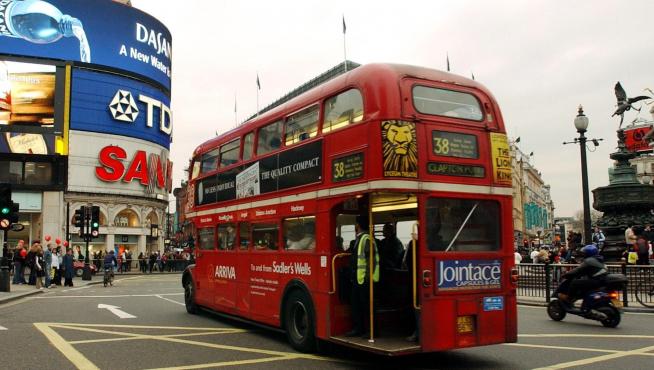 An old style step on-off London Routemaster bus passes through London's Piccadilly Circus, Friday Feb. 13, 2004. The city's transport authority, which has been quietly taking the old buses out of circulation for months, says Routemasters will be withdrawn from half of their remaining routes by the end of the year, and almost all will be gone by 2005. (AP Photo/Richard Lewis) [[[HA ARCHIVO]]]