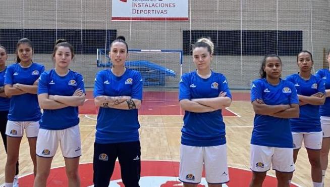Las jugadoras del Sala Zaragoza posan en el pabellón Siglo XXI.