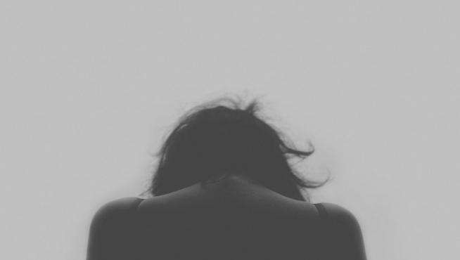 Las mujeres sufren más depresión que los hombres.