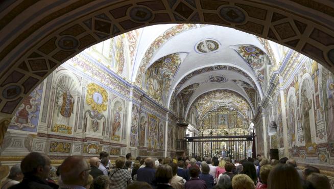 Interior de la ermita de Casbas, cuyas paredes están decoradas con frescos del siglo XVIII.