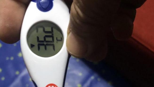 Un ciudadano chino, en cuarentena voluntaria por el virus, se toma la temperatura en su domicilio de Zaragoza.