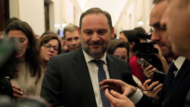 El ministro de Transportes, José Luis Ábalos, atiende a la prensa tras el pleno celebrado, este martes, en el Congreso de los Diputados de Madrid