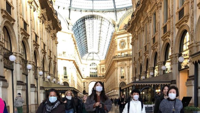 Asiáticos ivsitan la Galería Vittorio Emanuele de Milán con mascarillas, este lunes.