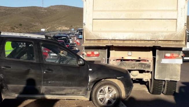 Estado en el ha quedado el vehículo, empotrado bajo el camión.