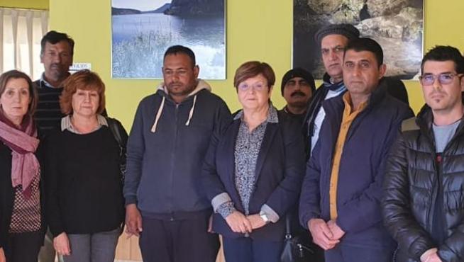 Miembros de la comunidad pakistaní, junto a responsables municipales de Caspe.