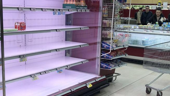 Estantes de un supermercado italiano vacíos por el temor al coronavirus.