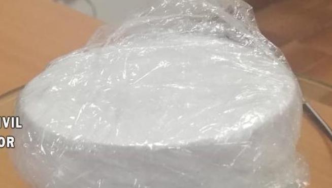 La pastilla de cocaína intervenida por la Guardia Civil.