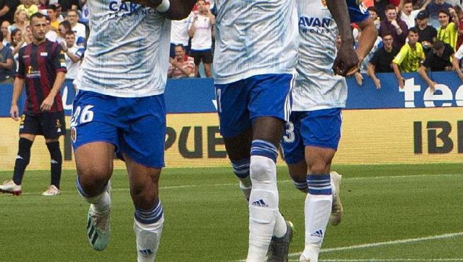 Luis Suárez celebra con Raphael Dwamena en tanto del ghanés ante el Extremadura en La Romareda en la 5ª jornada de liga (3-1 ganó el Real Zaragoza).