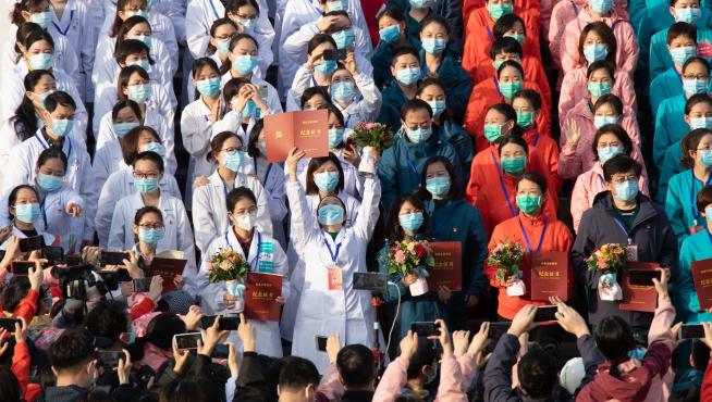 El personal sanitario de uno de los hospitales provisionales construidos en Wuhan celebra el alta de todos sus pacientes.