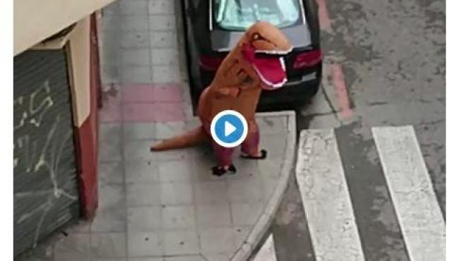 Detenido por burlar la cuarentena y salir a la calle disfrazado de Tyrannosaurus rex.