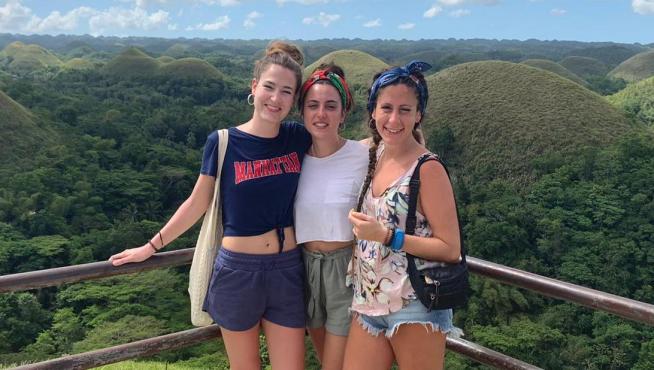 Las zaragozanas Victoria Sanz, Carlota Ágreda y Helena García, en las Colinas de Chocolate de Bohol (Filipinas), antes de complicarse su situación por culpa de la pandemia.