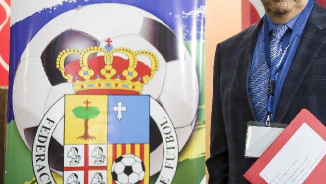 Óscar Fle, presidente de la Federación Aragonesa de Fútbol, posa para HERALDO en la última asamblea del organismo.