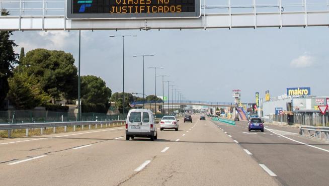 Aviso para evitar desplazamientos en una carretera de Zaragoza.