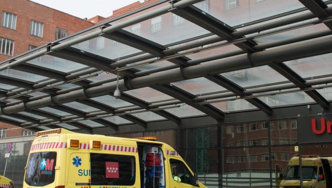 Ambulancias aparcadas en el parquin habilitado del Hospital Clínico San Carlos de Madrid.