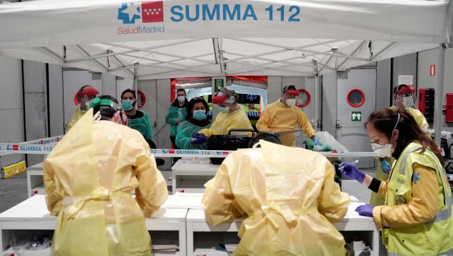 Pacientes con coronavirus llegan al hospital instalado en Ifema.