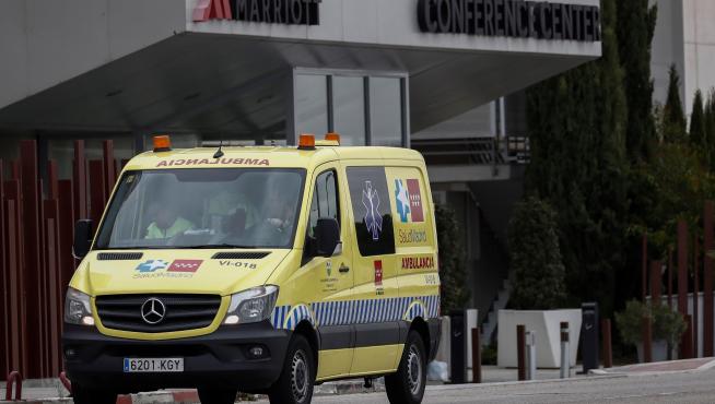 Una ambulancia a las puertas del Hotel Marriot de Madrid, medicalizado para acoger pacientes del Hospital Universitario de Torrejón de Ardoz, el Hospital Príncipe de Asturias de Alcalá y el Hospital Universitario del Henares, en Coslada.