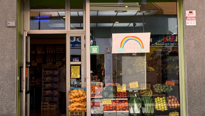Una frutería abierta en Cuarte.