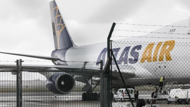 Un lote de 100.000 mascarillas aterriza este viernes en Zaragoza en este avión de Atlas Air.