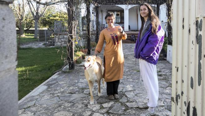 Chara y Celia junto a su perro Nesko recién llegadas este domingo a su domicilio en Peñaflor.