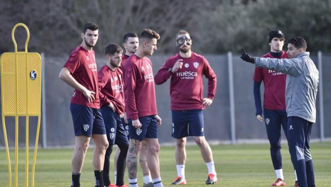 Míchel Sánchez da instrucciones a sus jugadores durante un entrenamiento de esta temporada.