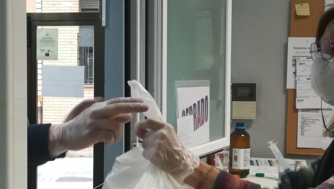 Cristina Carme entrega las dosis de metadona diluida en agua a un paciente