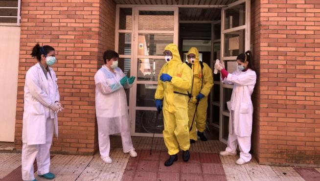 Trabajadoras del Centro de Salud de La Almunia aplauden a los miembros de la UME