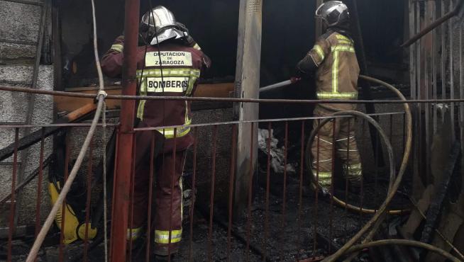 Bomberos de la Diputación de Zaragoza sofocan el fuego de la vivienda de Borja.