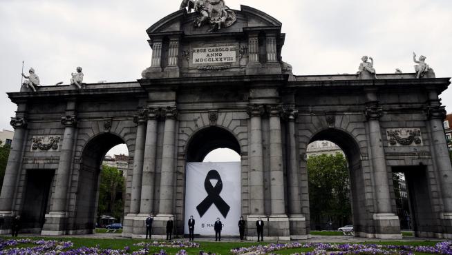 Minuto de silencio de las autoridades en la Puerta de Alcalá de Madrid.