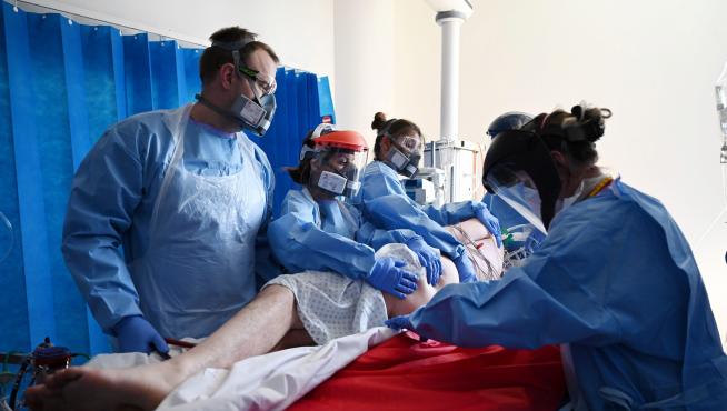 Varios sanitarios atienden a un enfermo de covid-19 en la uci del Royal Panworth Hospital, en Cambridge.