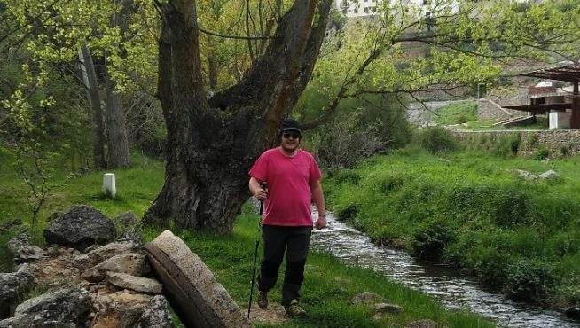 Lucas Ortiz, vecino de Alcalá de la Selva, practica senderismo por la ribera del río.
