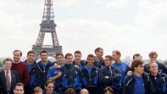La expedición del Real Zaragoza a la final de la Recopa, en el Trocadero con la Tour Eiffel de fondo, horas antes de la disputa del partido ante el Arsenal en París.