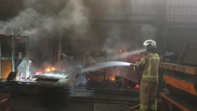 incendio originado en una empresa de fundiciones de La Puebla de Alfindén