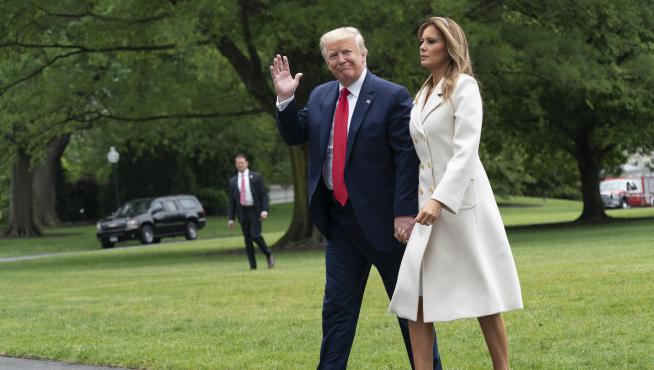 Washington (United States), 25/05/2020.- US President Donald J. Trump and First lady Melania Trump return to the White House, in Washington, DC, USA, 25 May 2020 after attending a Memorial Day wreath laying ceremony at Arlington National Cemetery in Arlington, Virginia and at Fort McHenry National Monument and Shrine in Baltimore, Maryland. (Estados Unidos) EFE/EPA/Chris Kleponis / POOL US President Trump and First lady celebrate Memorial Day
