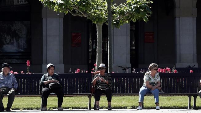 Jubilados sentados en un banco en Pamplona.