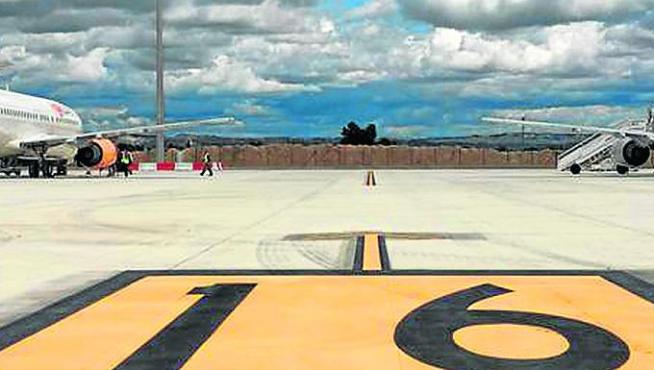 Dos aviones estacionados en la ampliación de la plataforma del aeropuerto, que ha pasado de 160.000 a 223.125 metros cuadrados.