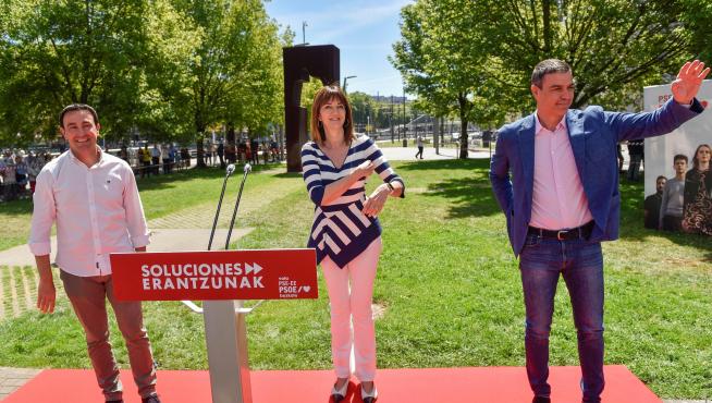 El presidente del Gobierno, Pedro Sánchez (d), ha participado en Bilbao en un acto electoral del PSE-EE junto a la candidata a lehendakari, Idoia Mendia (c), y el secretario general de los socialistas vizcaínos, Mikel Torres.