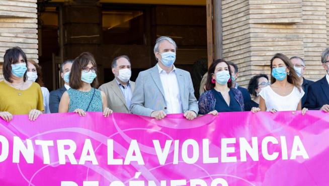 Concentración de rechazo en el Ayuntamiento de Zaragoza a la agresión sexual a una joven en la ciudad..