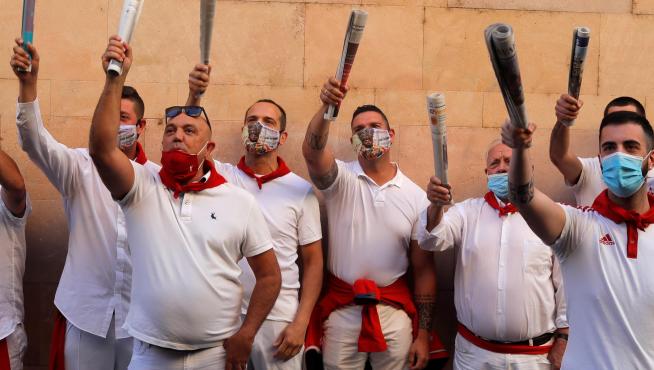 Un grupo de mozos, ante San Fermín este atípico 7 de julio sin encierro por la pandemia de coronavirus