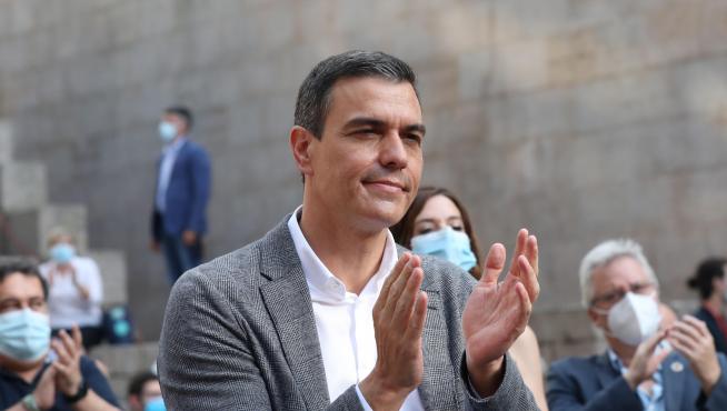 El presidente del Gobierno, Pedro Sánchez, aplaude en un acto en la Plaza de los Fueros de Vitoria, para apoyar a la candidata a lehendakari del PSE-EE, Idoia Mendia.