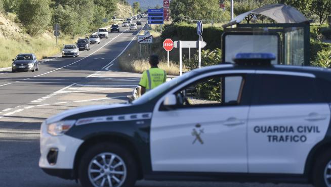 Una patrulla de la Guardia Civil vigilaba el viernes por la tarde el tráfico en Monrepós.