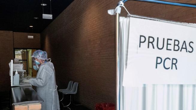 Una sanitaria espera la llegada de pacientes a los que realizar test PCR en un centro de salud de Zaragoza.