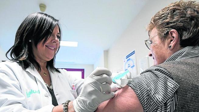 Foto de archivo de una vacunación contra la gripe en el centro de salud de Torrero