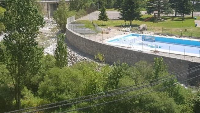 Imagen del nuevo muro construido en el tramo del Cinca a su paso por Bielsa.