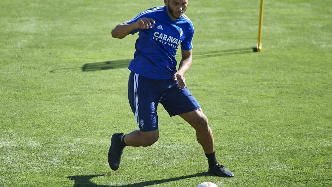 Luis Suárez conduce el balón en el entrenamiento de este martes en la Ciudad Deportiva.