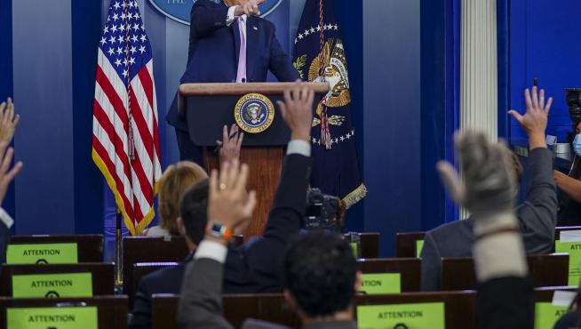 Trump atiende a los periodistas en la sala de prensa de la Casa Blanca.