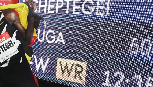 Joshua Cheptegei celebra el triunfo y el récord mundial de los 5.000 metros en la prueba de la Diamond League de Mónaco